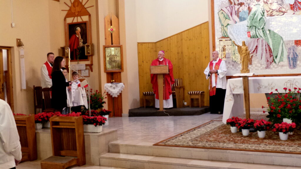 W niu 18 kwietnia br. Ks. bp Józef Wróbel udzielił sakramentu bierzmowania grupie 25 osób z naszej parafii. Po rocznym przygotowaniu młodzież dołączyła do grona dojrzałych chrześcijan.